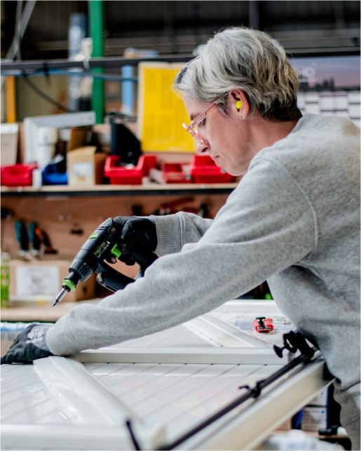 Image d'employée chez Ouest-Fermeture, fabricant de volets, persiennes et portes de garage dans les Côtes d'Armor.