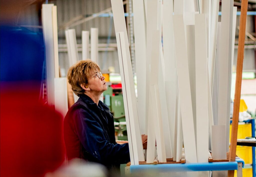 Image d'employée chez Ouest-Fermeture, fabricant de volets, persiennes et portes de garage dans les Côtes d'Armor.